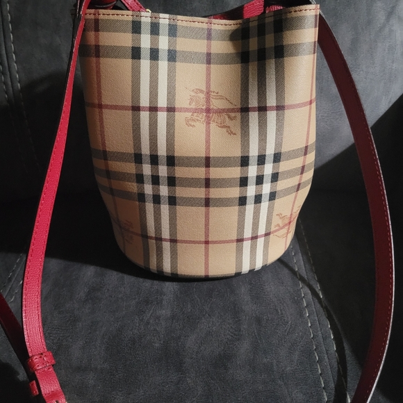 Authentic burberry crossbody bucket bag - Picture 4 of 7